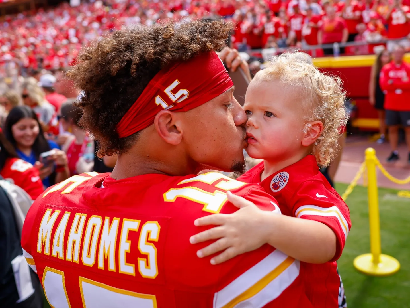 粉絲們發現了可愛的秘密握手帕特里克·馬霍姆斯（Patrick Mahomes）和他的兒子銅牌在超級碗上做到了