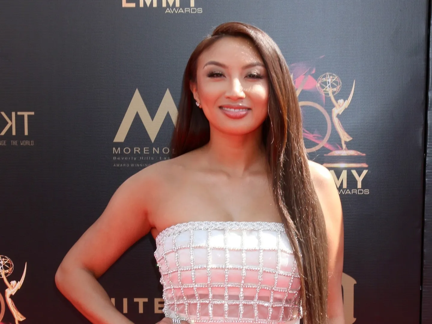 媽媽們在珍妮·邁（Jeannie Mai）親吻女兒摩納哥的嘴唇和粉絲的視頻中齊心協力