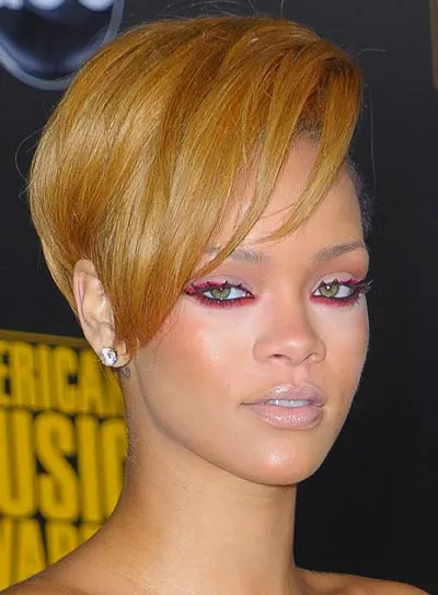 คัดลอกการแต่งหน้าแบบ Bold Eye ของ Rihanna