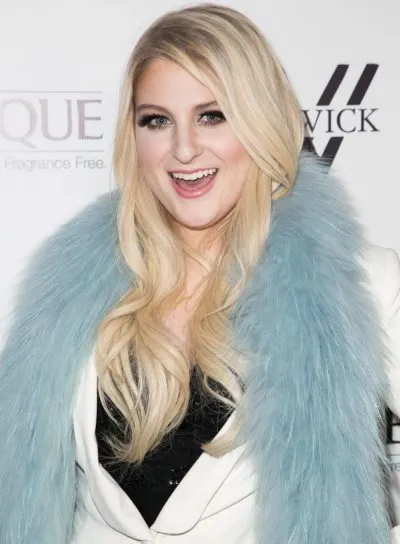 梅根特雷納 (Meghan Trainor) 的倩碧化妝包來了