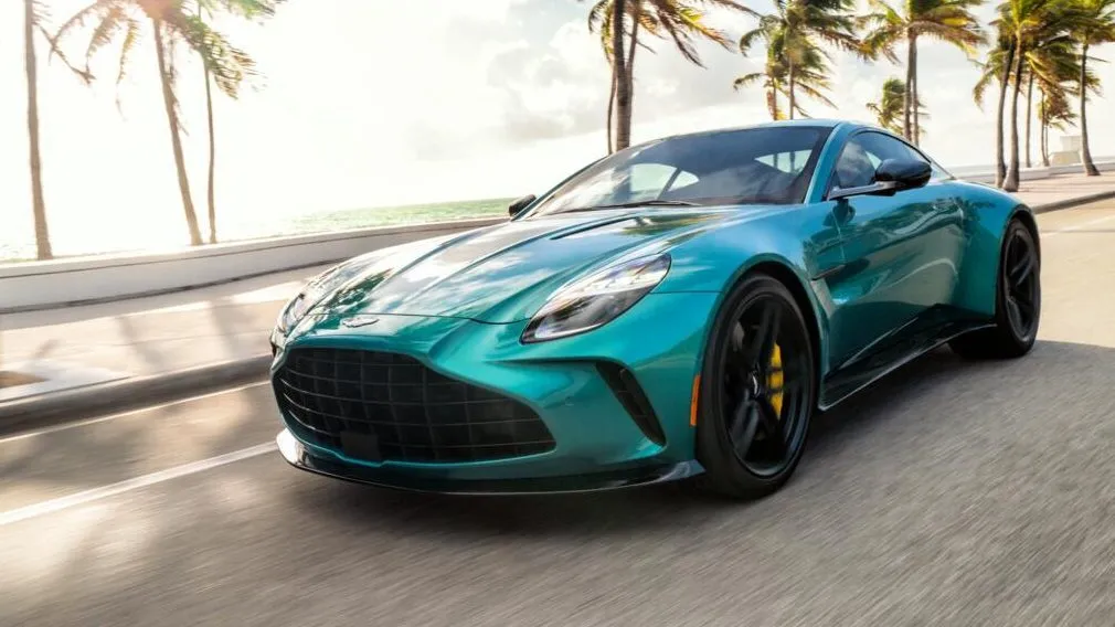 พบกับ Aston Martin Vantage, Robb Report's 2025 Car of the Year Runner-Up