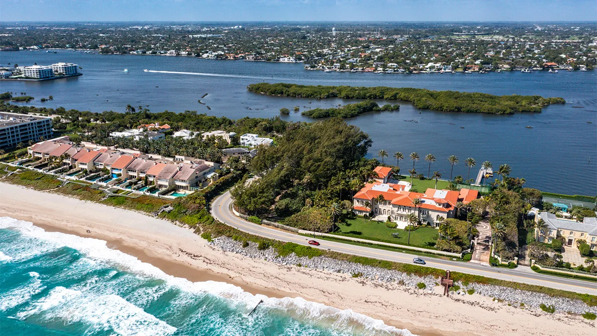 ล็อต Oceanfront Palm Beach มูลค่า 200 ล้านเหรียญนี้ช่วยให้คุณสร้างบ้านในฝันของคุณในแถวของมหาเศรษฐี