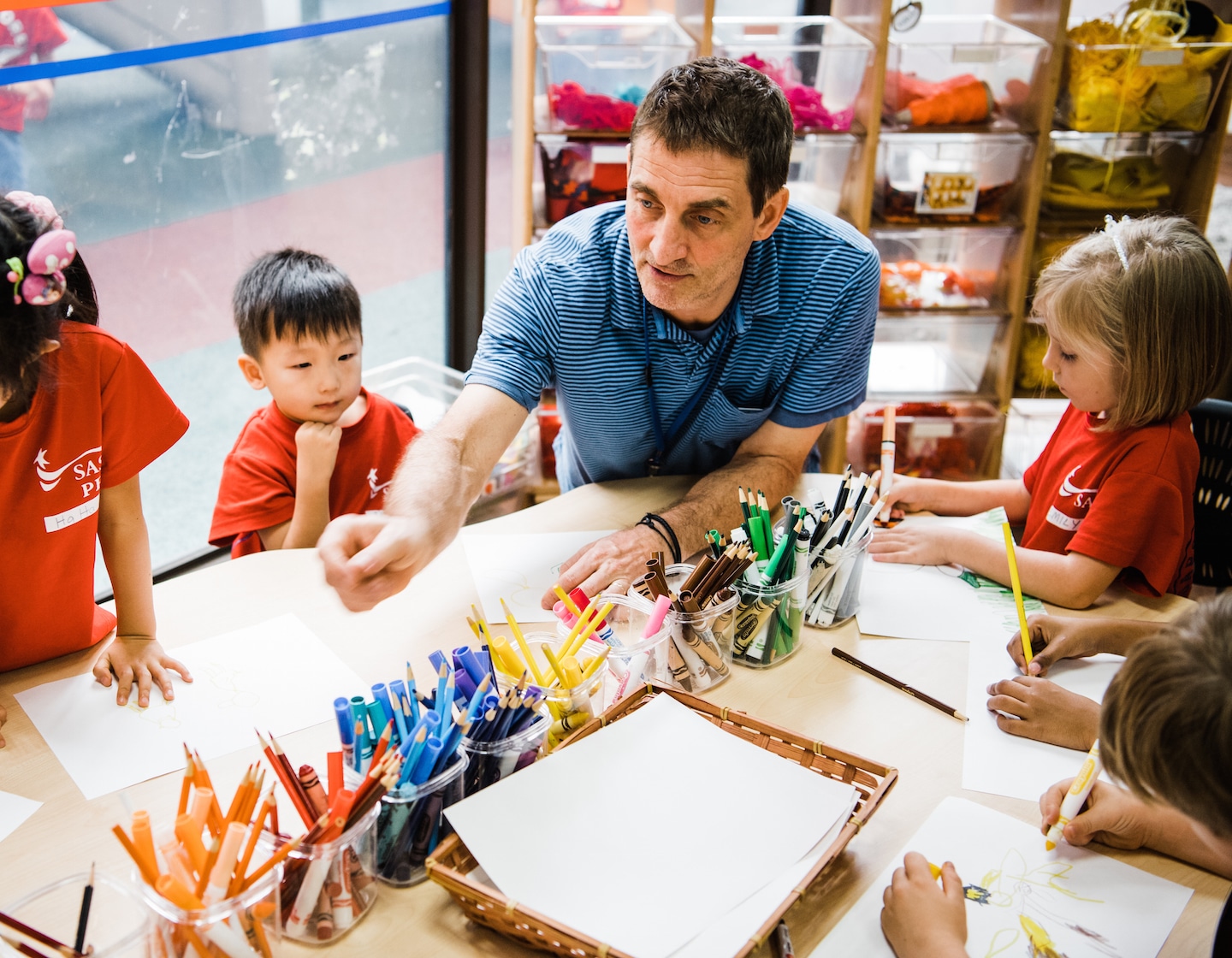 โครงการผู้มาเยี่ยมเยียนทางวิชาการที่ Singapore American School: แบบอย่างในชีวิตจริงสำหรับนักเรียนที่อายุน้อยที่สุด