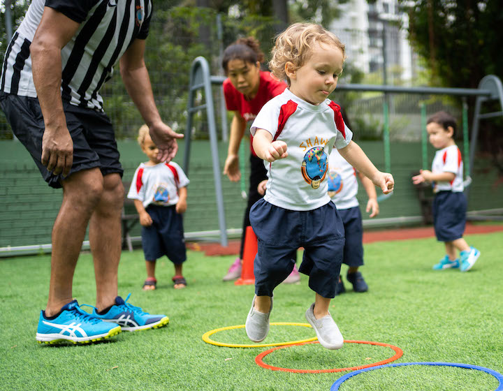 เด็กน้อยสามารถสร้างหุ่นยนต์ เล่นกับโคลน และทำกิจกรรมกีฬาที่ Shaws Preschool ได้!