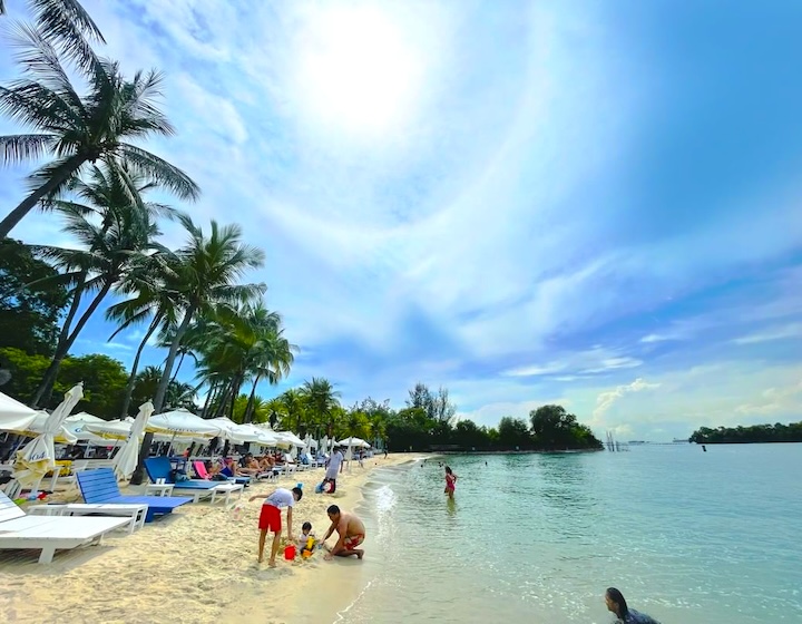 11 คลับชายหาดที่ดีที่สุดในสิงคโปร์สำหรับวันพักผ่อนริมชายหาดสำหรับครอบครัว