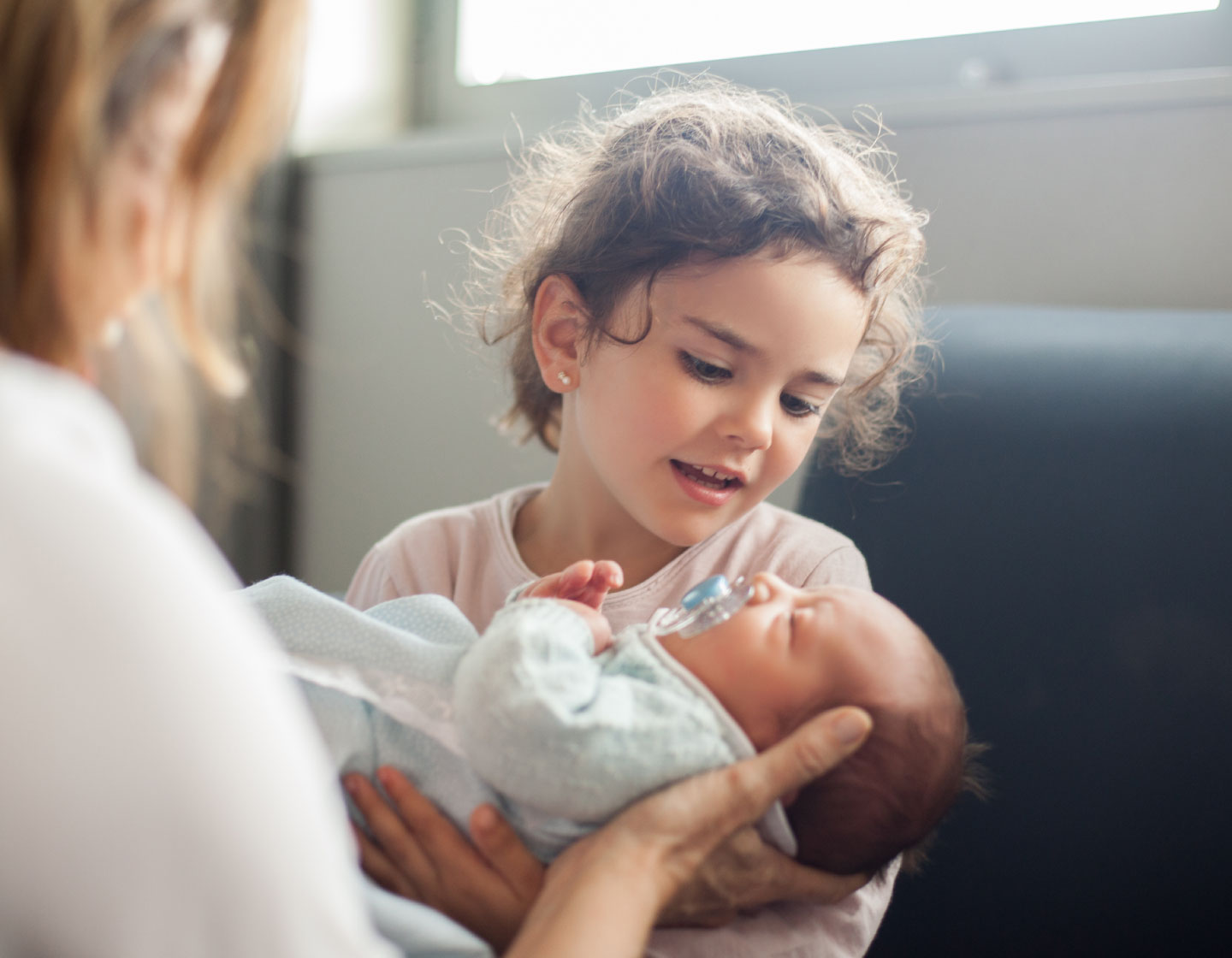 วิธีเตรียมลูกของคุณให้พร้อมสำหรับการมาถึงของลูกน้อย