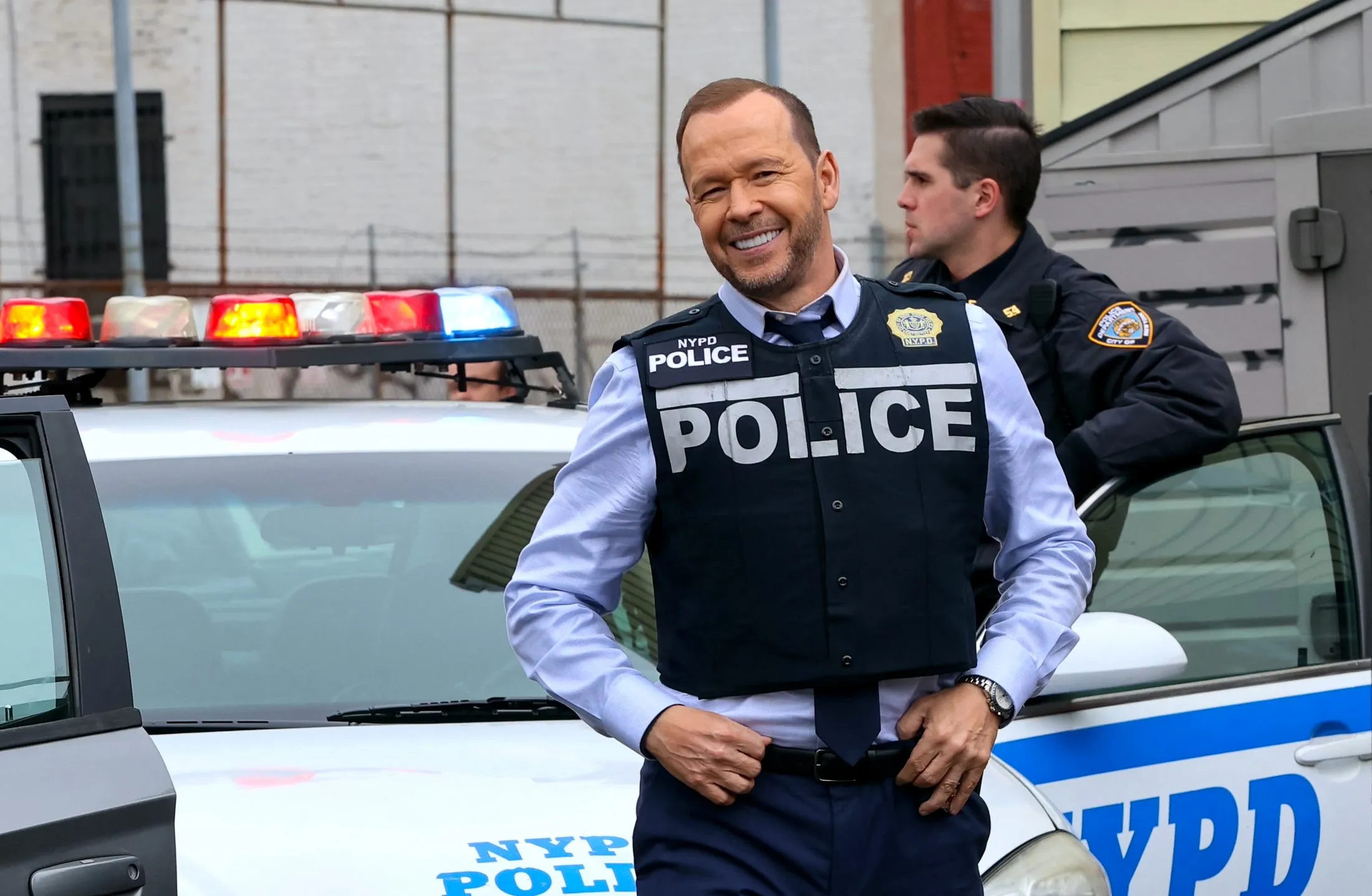 唐尼·瓦爾伯格（Donnie Wahlberg）主演的“藍血”（Blue Bloods）是正式的