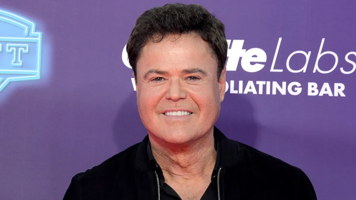 唐尼·奧斯蒙德（Donny Osmond）將與他在拉斯維加斯（Vegas）的14歲自我一起表演，請參閱AI魔術的行動！