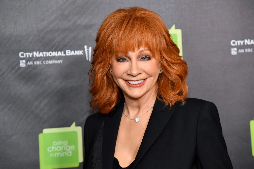 看看Reba Mcentire多年來的華麗紅色鎖和髮型