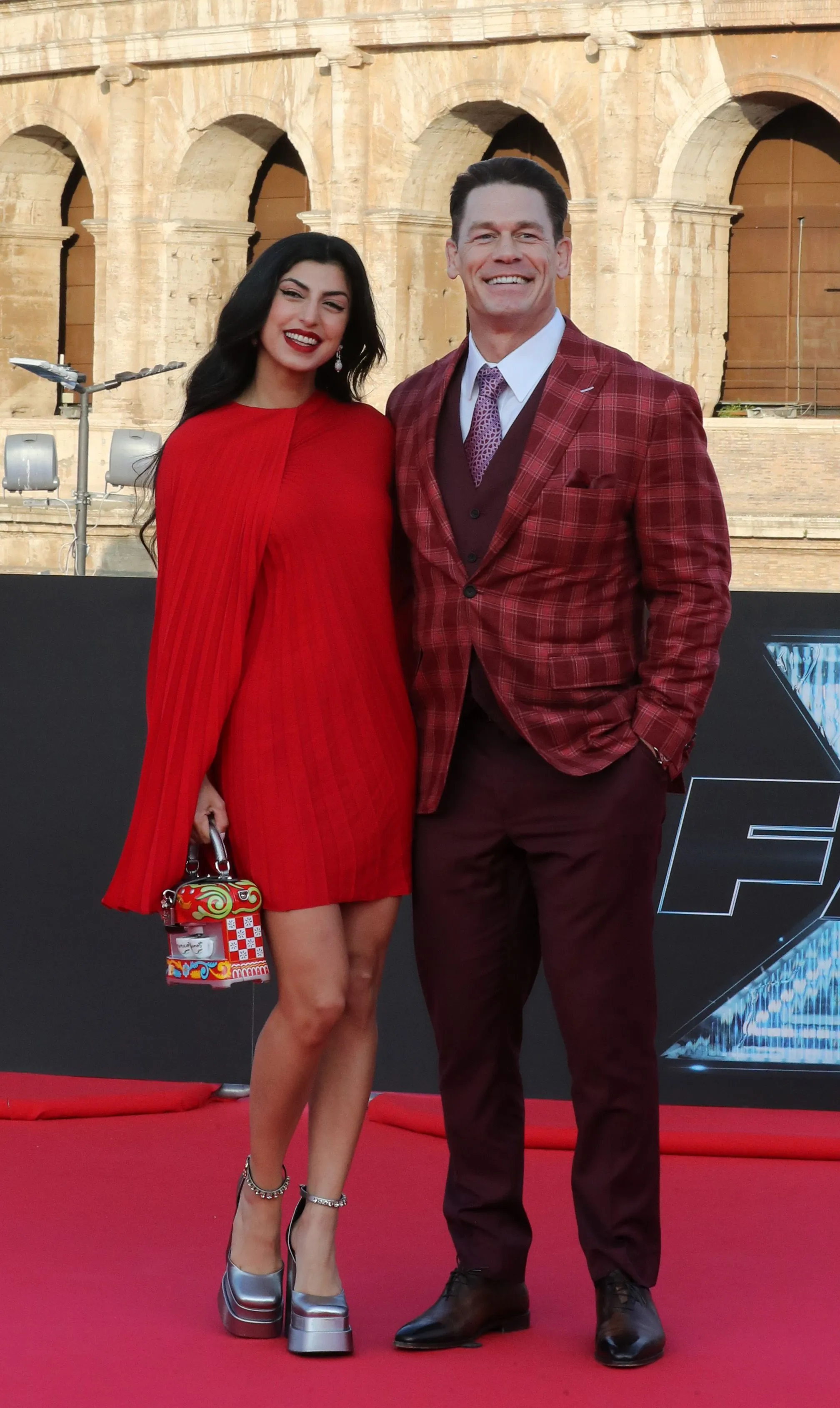 約翰·塞納（John Cena）公開了他與謝伊·莎拉特扎德（Shay Shariatzadeh）的婚姻：“我們一起去任何地方”